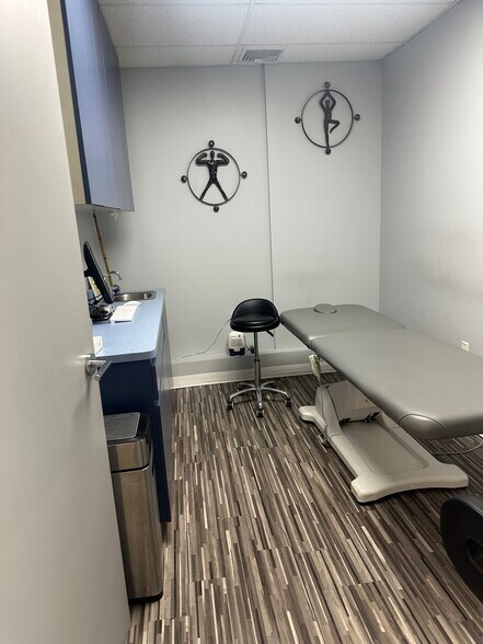 More Photos Of 31 Merrick Ave, Merrick Medical For Lease