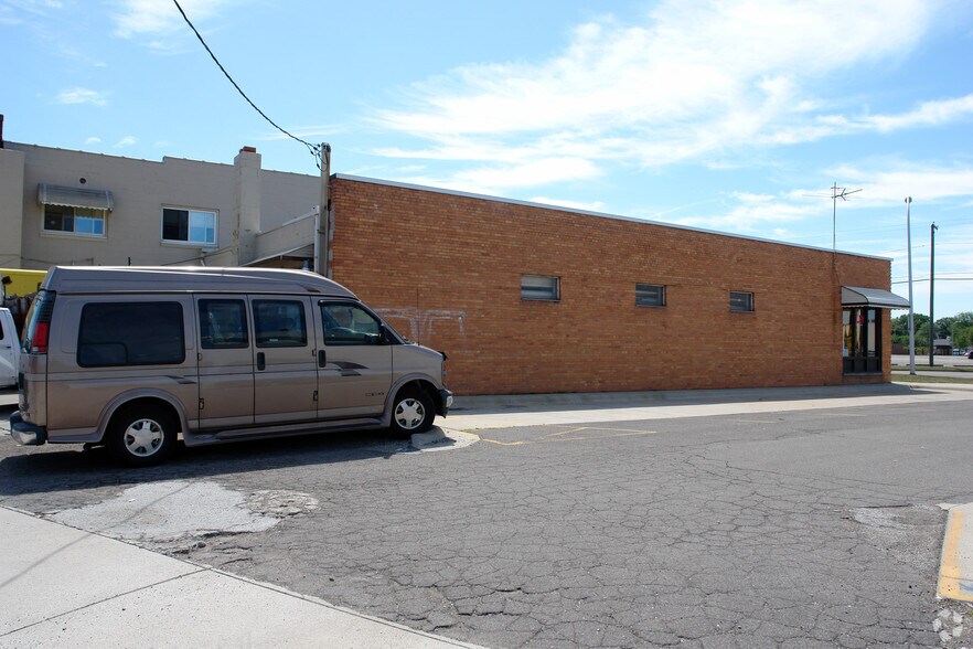 More Photos Of 20701 E 9 Mile Rd, Saint Clair Shores Freestanding For Sale