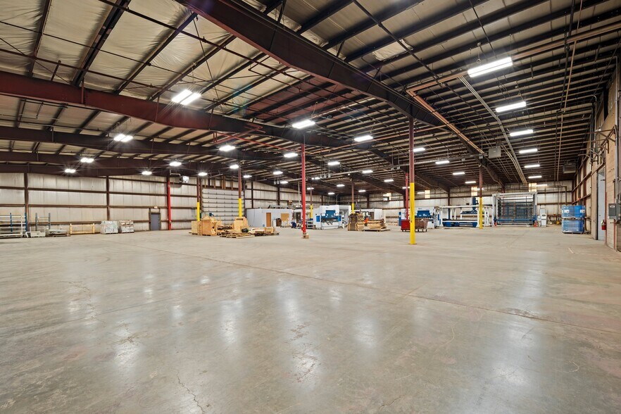 More Photos Of 815-925 E Albert Dr, Manitowoc Warehouse For Lease