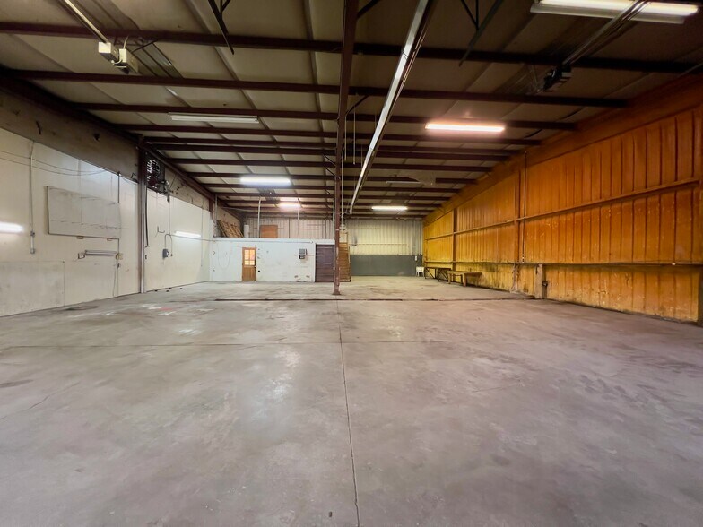 More Photos Of 1790 Jasper St, Aurora Light Manufacturing For Lease