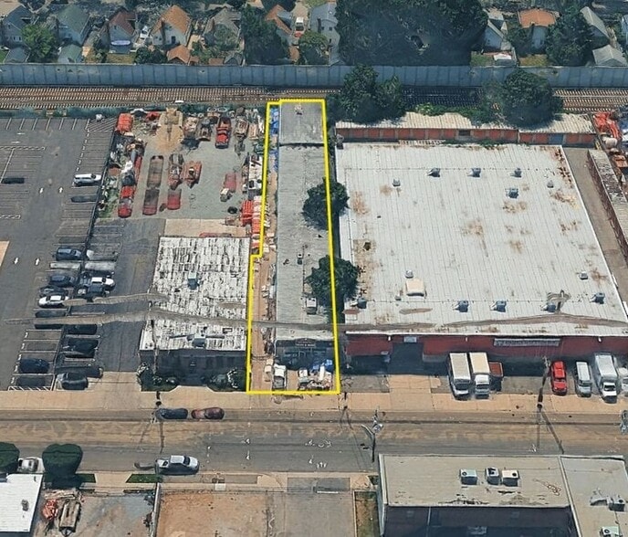 Primary Photo Of 117 E 2nd St, Mineola Warehouse For Lease