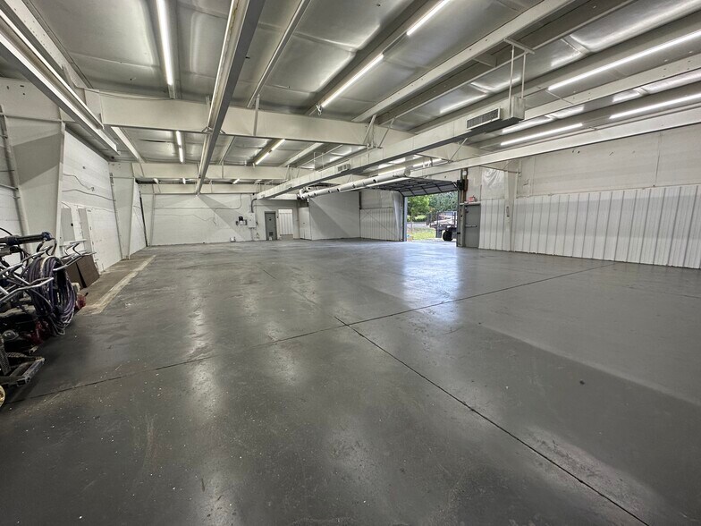 More Photos Of 100 Dixie Cir, Greenville Warehouse For Lease
