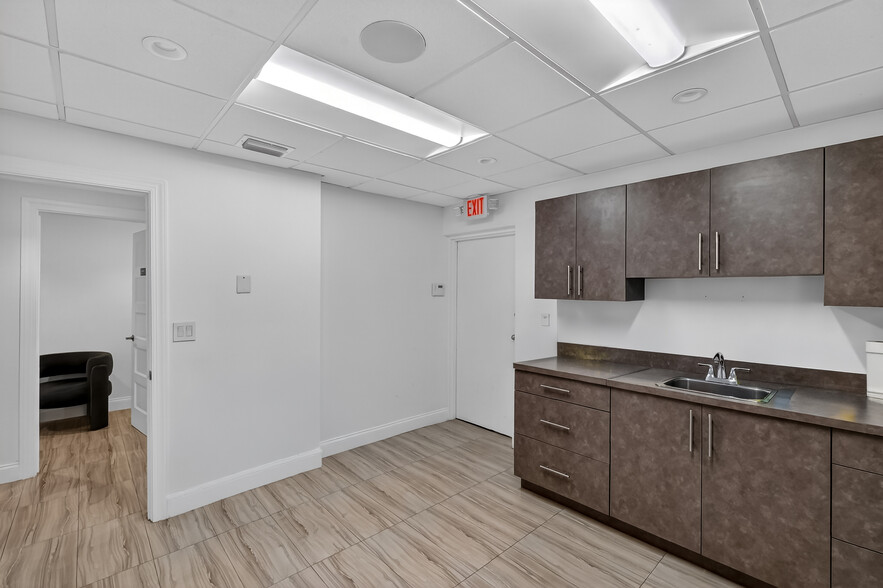 More Photos Of 201 N University Dr, Plantation Medical For Sale