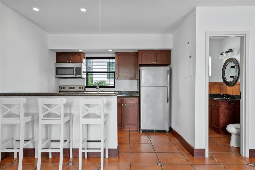 More Photos Of 333 Walnut St, Hollywood Hotel For Sale