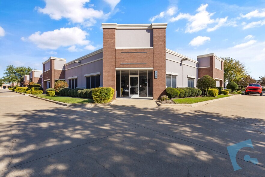 More Photos Of 545 S Nolen Dr, Southlake Showroom For Lease