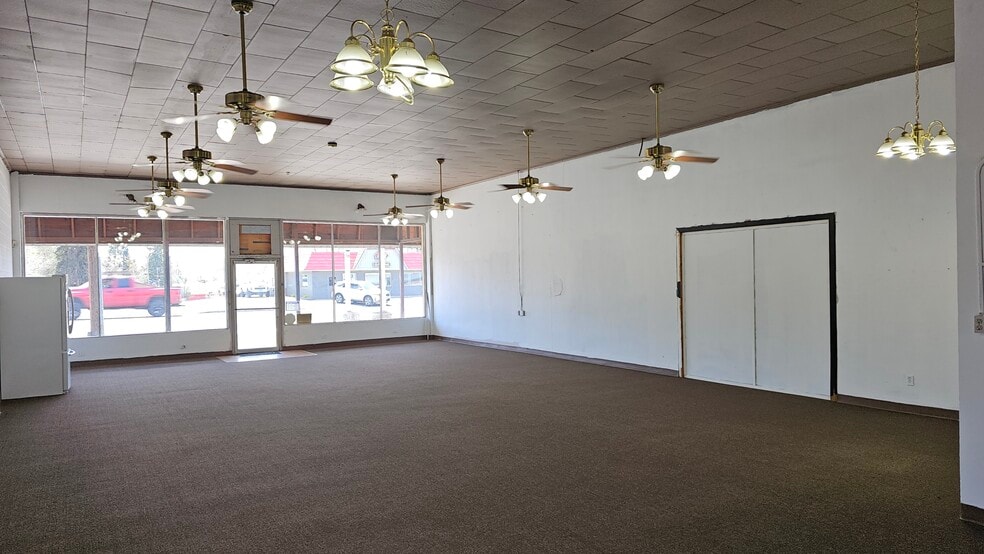 More Photos Of 4609 S 6th St, Klamath Falls Storefront For Sale