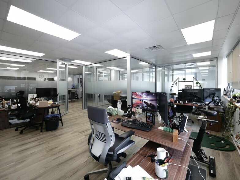 More Photos Of 7300 N Cicero Ave, Lincolnwood Loft Creative Space For Sale