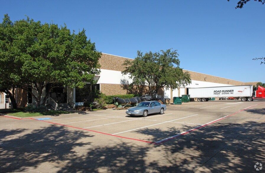 More Photos Of 11025-11035 Switzer Ave, Dallas Distribution For Lease