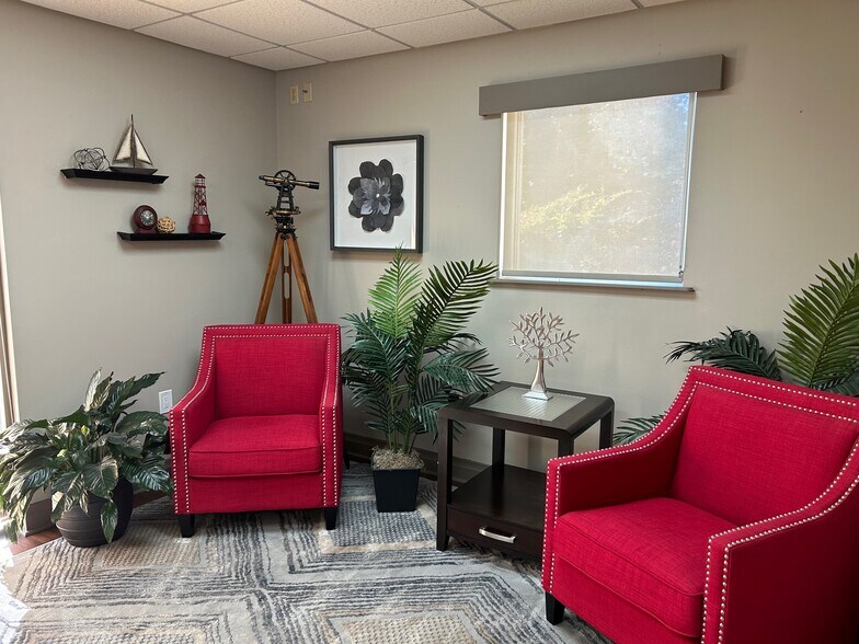 More Photos Of 798 SW Main Blvd, Lake City Office For Sale