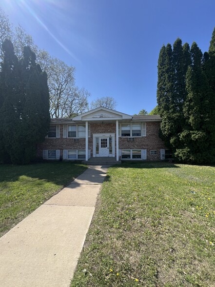 Primary Photo Of 1426 Frost Ave E, Maplewood Apartments For Sale