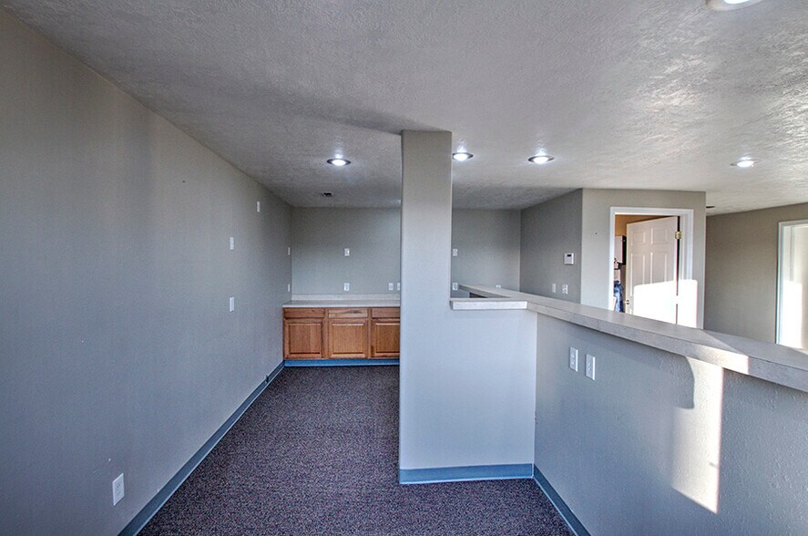 More Photos Of 225 West St, Evanston Light Manufacturing For Sale