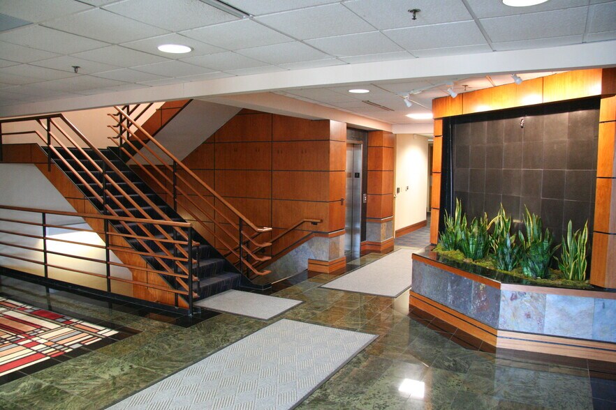 More Photos Of N28W23050 Roundy Dr, Pewaukee Office For Sale