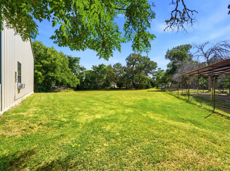 More Photos Of 117 Business Dr W, Kerrville Warehouse For Sale