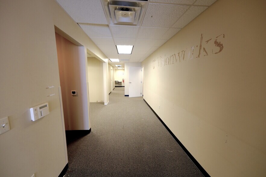 More Photos Of 30-76 Steinway St, Astoria Storefront Retail Office For Sale