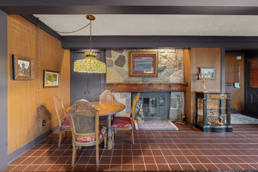 More Photos Of 550 Warner rd, Vienna Specialty For Sale