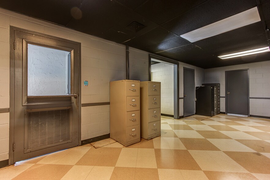 More Photos Of 709 New Franklin Rd, Lagrange Freestanding For Lease