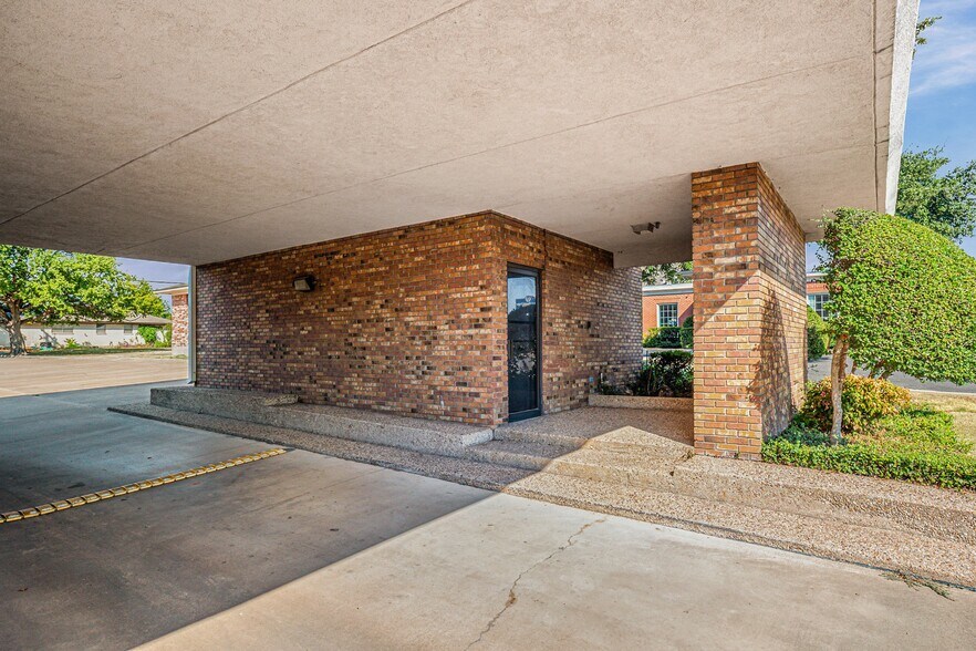 More Photos Of 207 N Ridgeway Dr, Cleburne Office For Sale