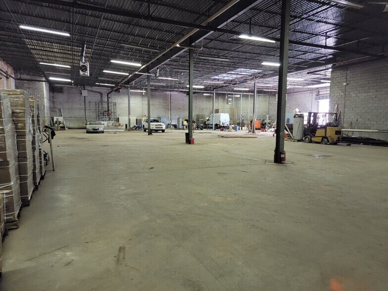 More Photos Of 227-241 S River St, Aurora Warehouse For Lease