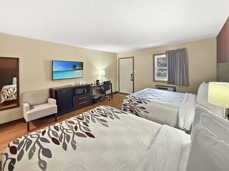 More Photos Of 5020 NE 14th St, Des Moines Hotel For Sale