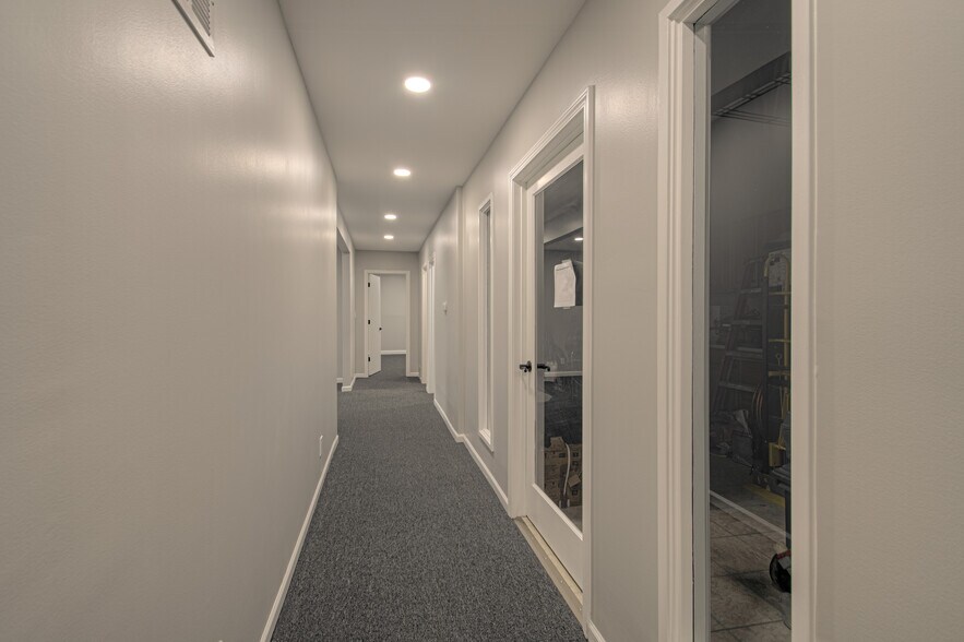 More Photos Of 1600 SW Market St, Lee's Summit Office For Sale