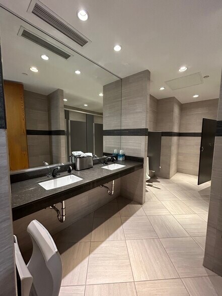 More Photos Of 1300 Higgins Rd, Park Ridge Office For Sale