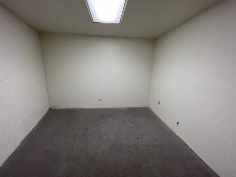 More Photos Of 1945 N Fine Ave, Fresno Flex For Lease