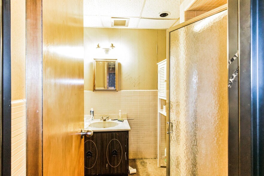 More Photos Of 200 W 4th St, Plainfield Light Distribution For Lease