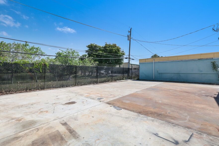 More Photos Of 1911 Dana Dr, Fort Myers Warehouse For Sale