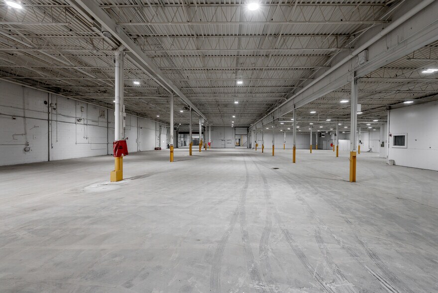 More Photos Of 115 Rue de Lauzon, Boucherville Manufacturing For Lease