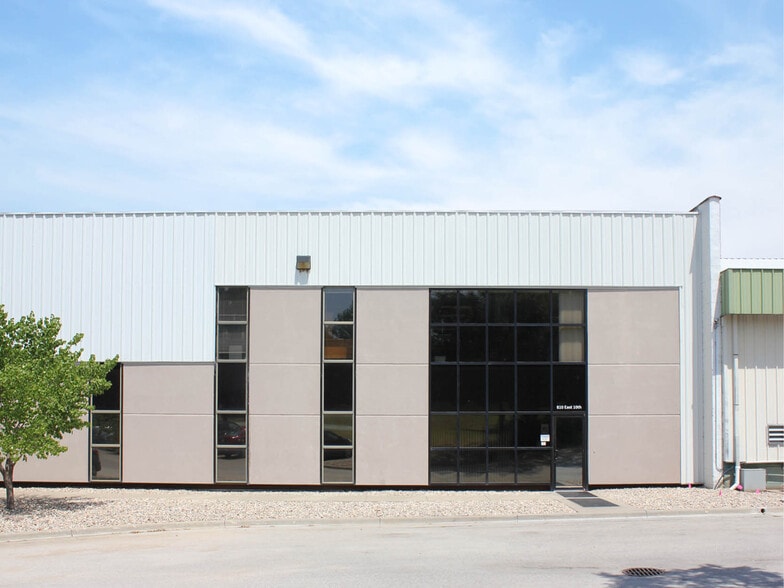 More Photos Of 800-810 E 10th St, Lawrence Flex For Sale