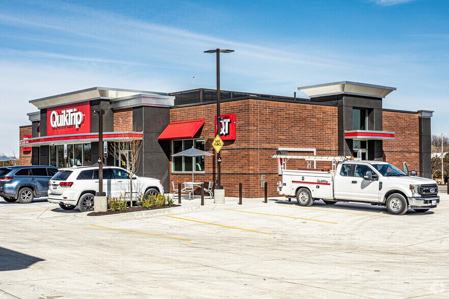 More Photos Of 528 NW Englewood Rd, Kansas City Convenience Store For Sale