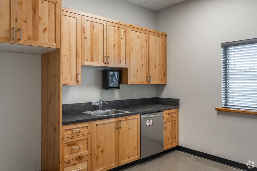 More Photos Of 3124 Blossom Dr NE, Salem Warehouse For Lease