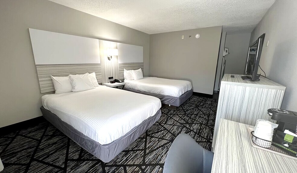 More Photos Of 2002 W War Memorial Dr, Peoria Hotel For Sale