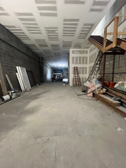 More Photos Of 112 Kingsland Ave, Brooklyn Auto Repair For Lease