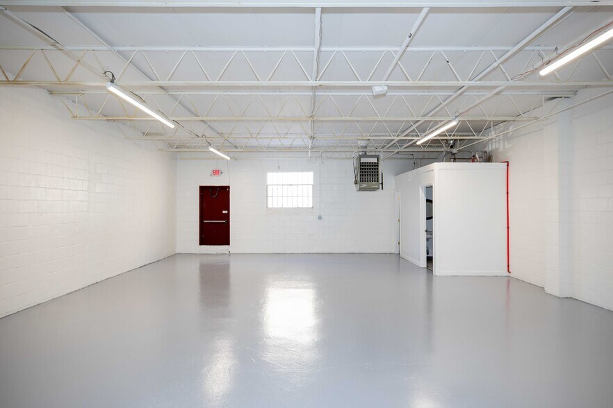 More Photos Of 86 Rome St, Farmingdale Warehouse For Lease