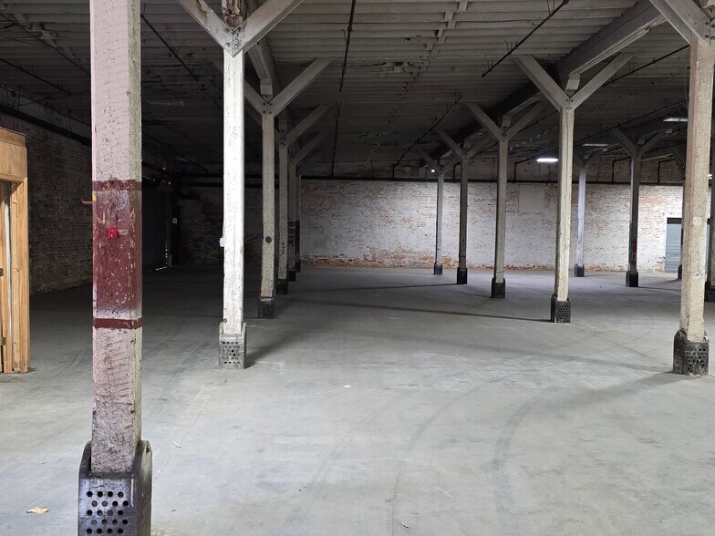 More Photos Of 827 Douglas Ave, Portsmouth Warehouse For Lease