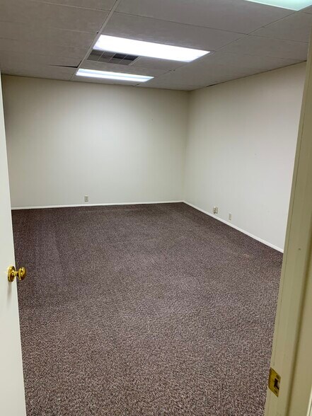 More Photos Of 817 Kilbourne St, Bellevue Medical For Lease