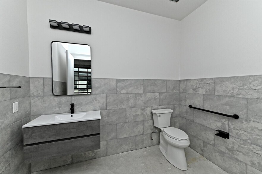 More Photos Of 451 Farrell Rd, Dripping Springs Light Distribution For Sale