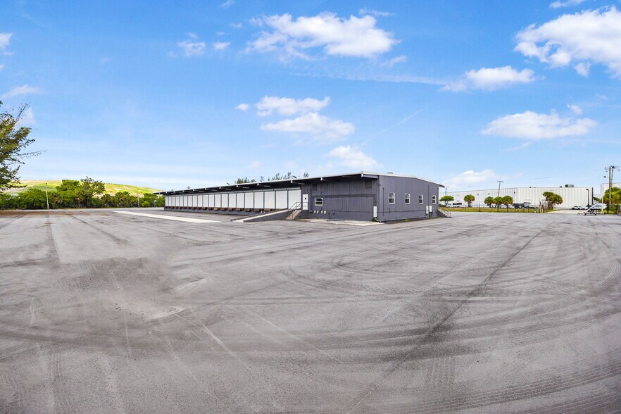 More Photos Of 10410 NW South River Dr, Medley Land For Lease
