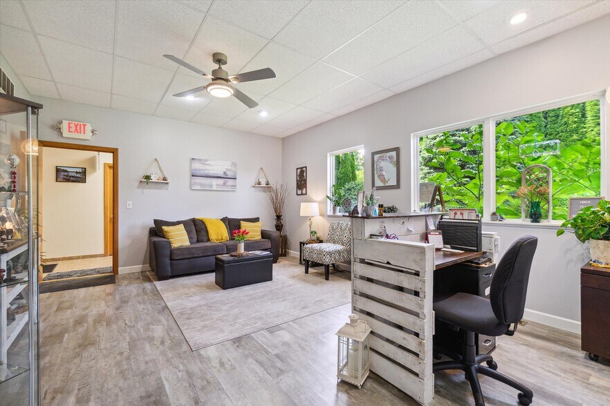 More Photos Of 701 E State St, Saint Johns Office For Sale