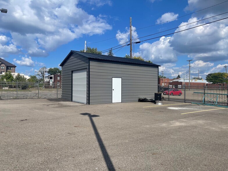 More Photos Of 530 Walnut Ave NE, Canton Storefront Retail Office For Sale