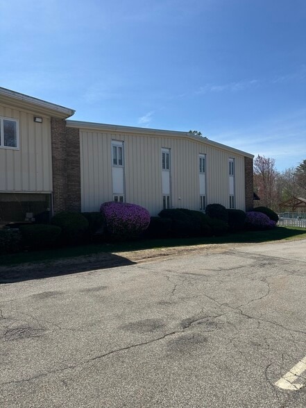 More Photos Of 198 Londonderry Tpke, Hooksett Light Distribution For Lease