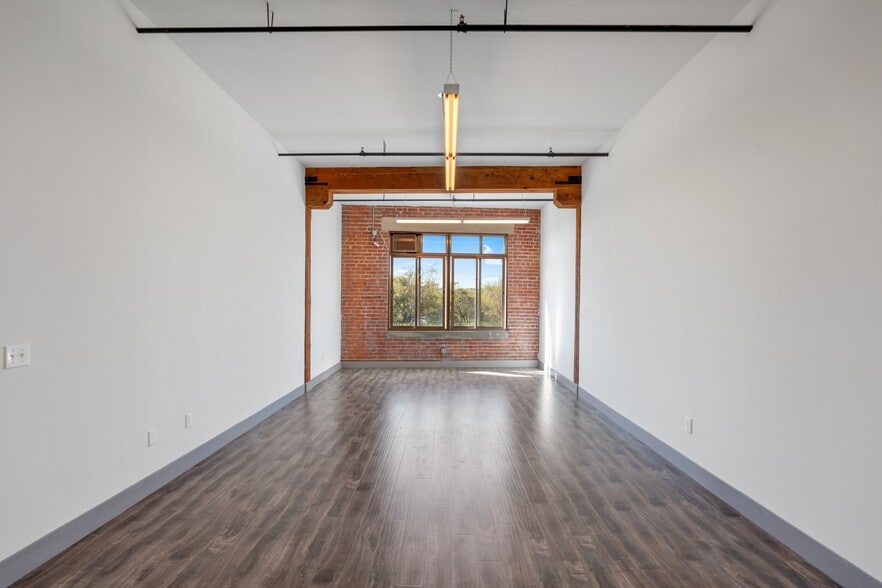 More Photos Of 2079 E 15th St, Los Angeles Flex For Lease