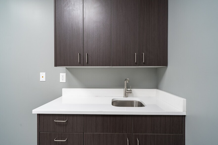 More Photos Of 845 Newark Ave, Jersey City Medical For Lease