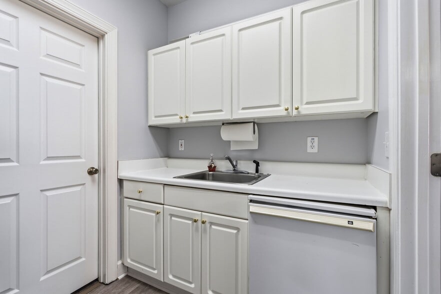 More Photos Of 2854 Johnson Ferry Rd, Marietta Office For Sale