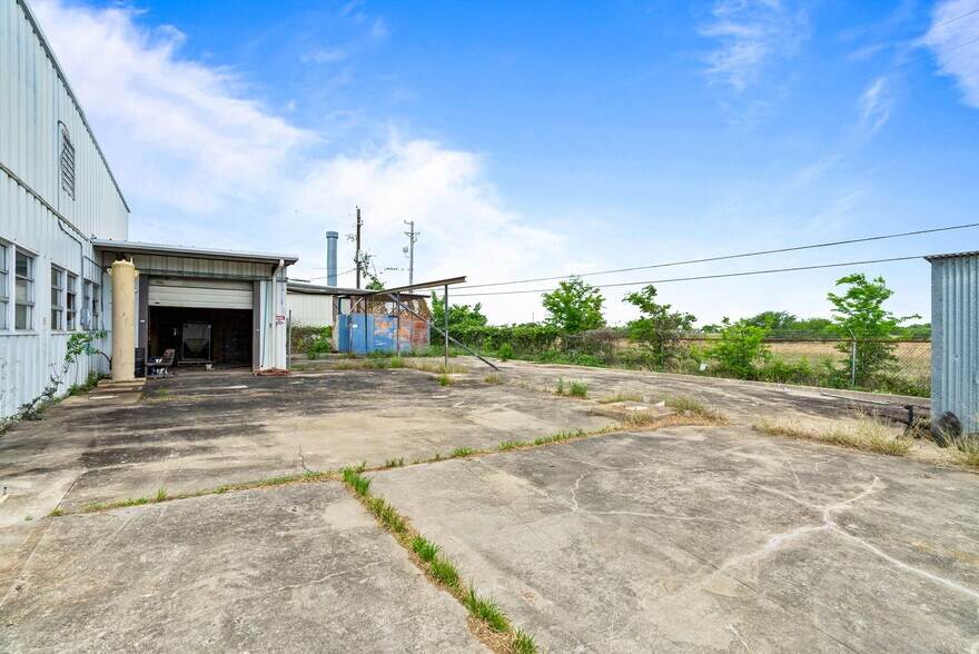 More Photos Of 3806 E Rio Grande St, Victoria Warehouse For Sale