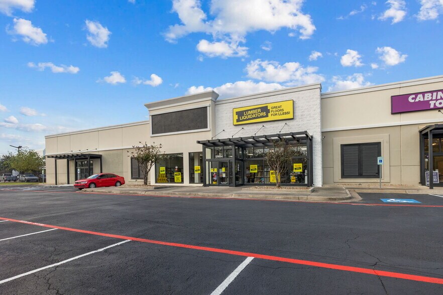 More Photos Of 17955 North Fwy, Houston Freestanding For Lease