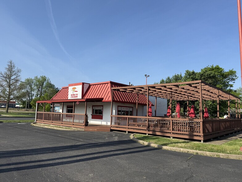 More Photos Of 325 S Green River Rd, Evansville Fast Food For Lease