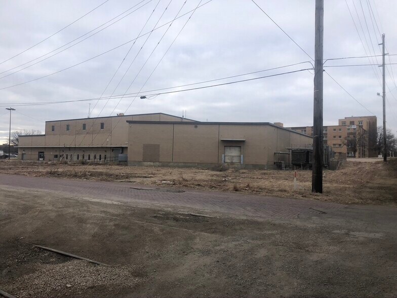 More Photos Of 616 SE Jefferson St, Topeka Light Distribution For Lease