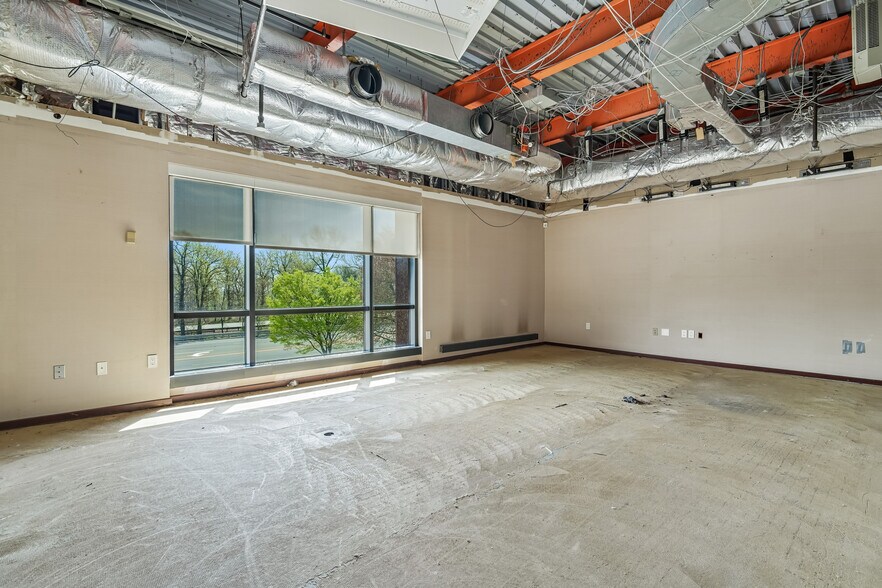 More Photos Of 1000 Sylvan Ave, Englewood Cliffs Office For Sale